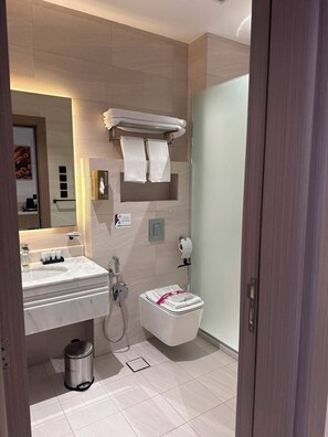 Bañera con ducha, secador de pelo, toallas, jabón