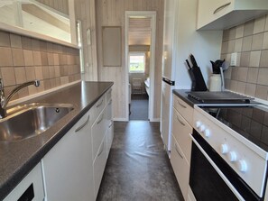 Kühlschrank, Mikrowelle, Geschirrspüler, Kochgeschirr/Geschirr/Besteck