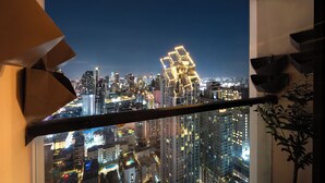 Un edificio alto con vista a un paisaje urbano nocturno.