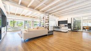 TV, fireplace - Villa Rudiae by Symphonya Rentals (Lequile)