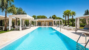 A heated pool - Villa Rudiae by Symphonya Rentals (Lequile)