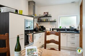 Fridge, microwave, oven, stovetop - Gîtes de France® - Cottage in the Meadow (BOSVILLE)