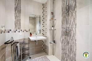 Shower - Gîtes de France® - Cottage in the Meadow (BOSVILLE)