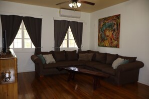 Living area - Caribbean Dream Retreat (Utila)