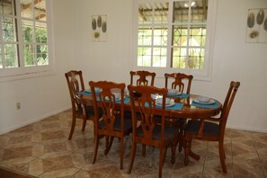 Dining - Caribbean Dream Retreat (Utila)