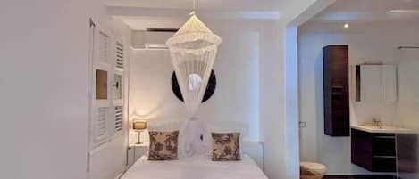 4 bedrooms, iron/ironing board, WiFi, bed sheets