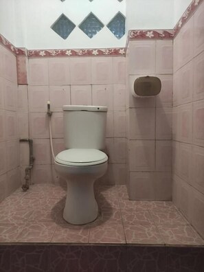 Shower, towels - Hotel Dupa (Buleleng)
