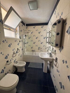 Bathroom - Historic Bastione • Cagliari Centro Storico • AC • Free Parking • Sleeps 6 (Cagliari)