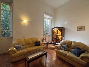 Living area - Historic Bastione • Cagliari Centro Storico • AC • Free Parking • Sleeps 6 (Cagliari)