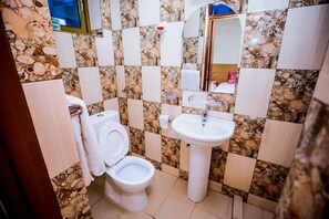 Comfort-Zimmer, Hügelblick | Badezimmer | Dusche, kostenlose Toilettenartikel, Handtücher, Seife