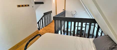 3 habitaciones, tabla de planchar con plancha, wifi y ropa de cama
