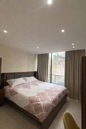Room - Superb 3-bedroom apartment with 24/7 electricity in vibrant Beirut for up to 7 (Beirut)