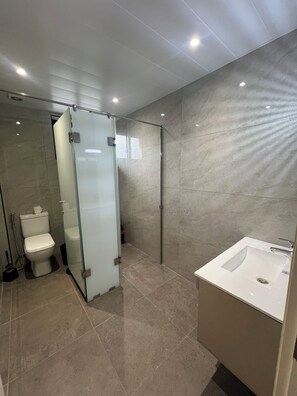 Bathroom - Superb 3-bedroom apartment with 24/7 electricity in vibrant Beirut for up to 7 (Beirut)