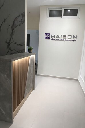 Lobby - Superb 3-bedroom apartment with 24/7 electricity in vibrant Beirut for up to 7 (Beirut)