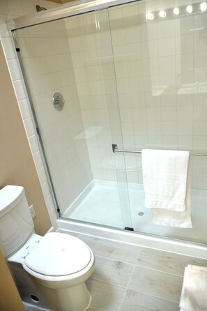 Shower, hair dryer, towels, soap - 3-bedroom house in wonderful Federal Way with AC for relaxing stays (Federal Way)
