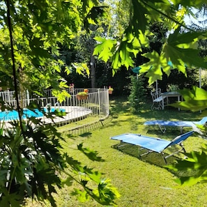A backyard with a swimming pool, a fenced patio area, and a lawn with sun loungers. - Vacation Home in Castelfiorentino with 1 bedrooms sleeps 4 (Castelfiorentino)