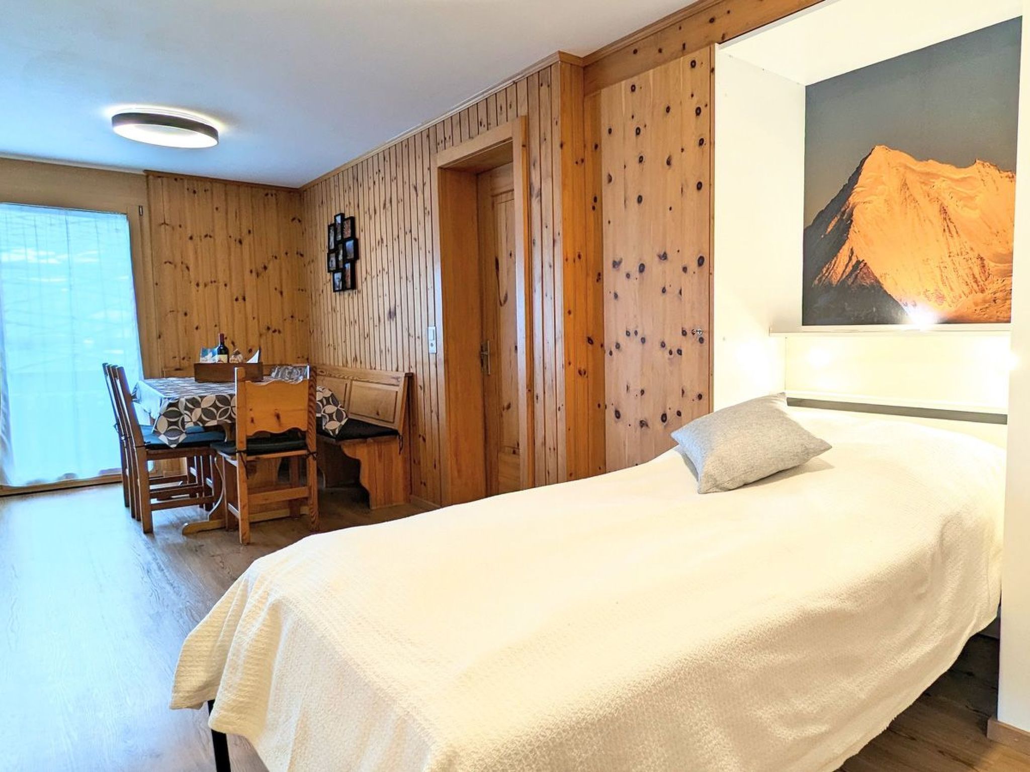 Une chambre à coucher avec un lit, un bureau et une chaise.
