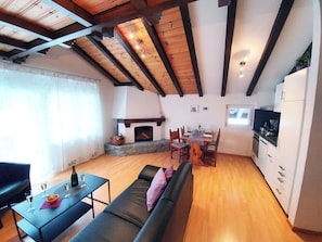 Fernseher, Kamin, DVD-Player