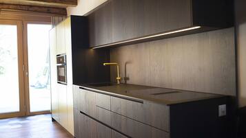 Fridge, oven, dishwasher, cookware/dishes/utensils