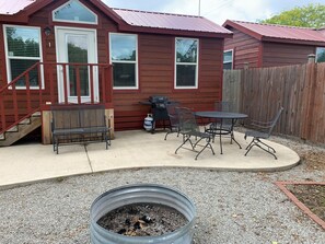 Deluxe Cabin, Lake View | Outdoor dining