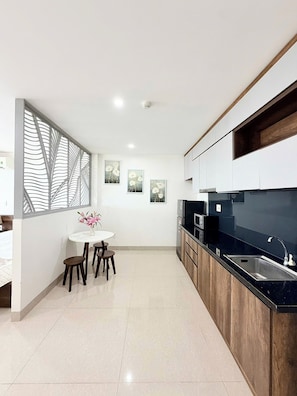 Habitación familiar | Cocina privada | Frigorífico, microondas, cafetera o tetera y hervidor eléctrico