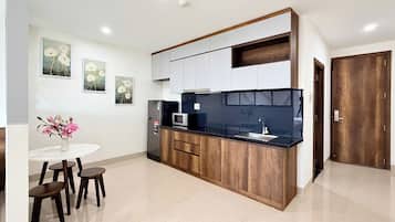 Kamar Keluarga | Dapur pribadi | Lemari es, microwave, mesin pembuat kopi/teh, dan ketel listrik