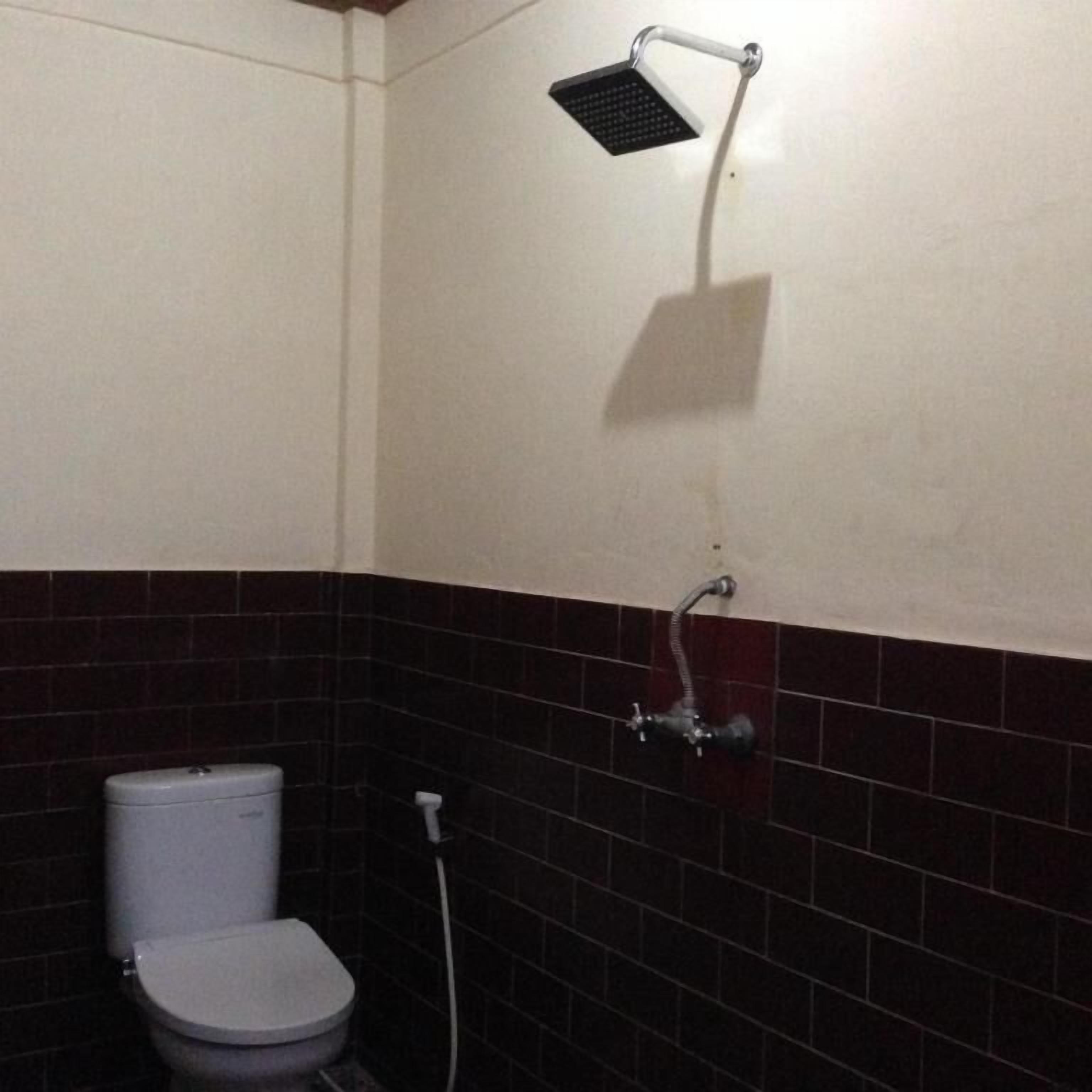 Economy Double Room, Balcony | Bathroom | Shower, towels, toilet paper
