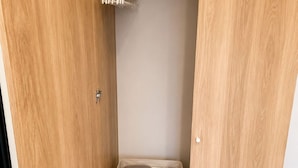 A wooden wardrobe with a small storage box inside. - Flat Near Metro, Madrid (Madrid)
