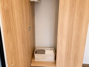 Un armario de madera con un pequeño compartimento para guardar objetos.