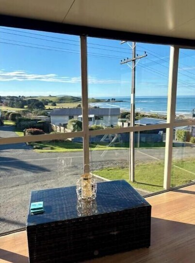 Ocean View on Semple, Your Coastal Haven Retreat. Relax in seaside charm!