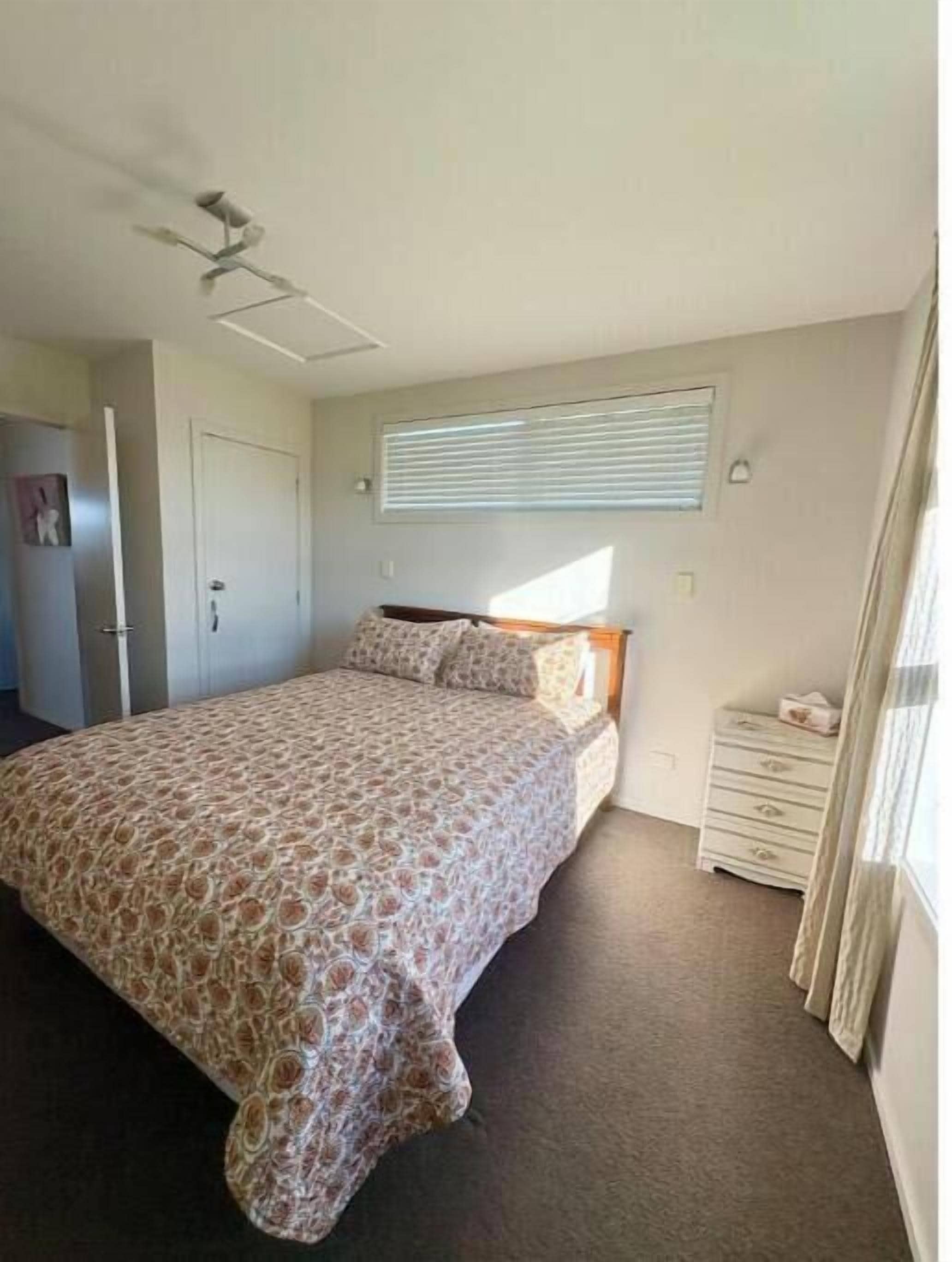 3 bedrooms, iron/ironing board, bed sheets
