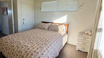 3 bedrooms, iron/ironing board, bed sheets