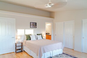 2 Schlafzimmer, Zimmersafe, Schreibtisch, Bügeleisen/Bügelbrett