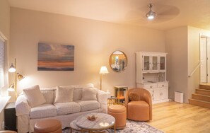 Smart TV, chimenea y libros