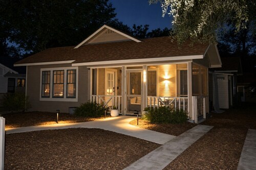 Charming screened porch hang-out, quiet locale 10-min to downtown. Pet Friendly!