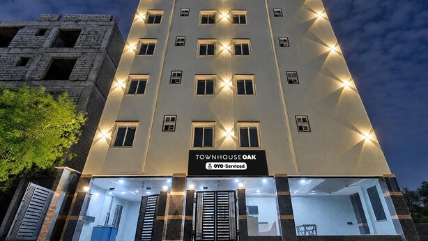 Un hôtel à plusieurs étages, avec une enseigne indiquant qu’il propose le service YOYO.