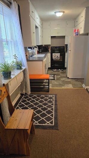 Private kitchen - Charming 4-bedroom house with AC on an 8.5 acre homestead in Oberlin, KS (Oberlin)