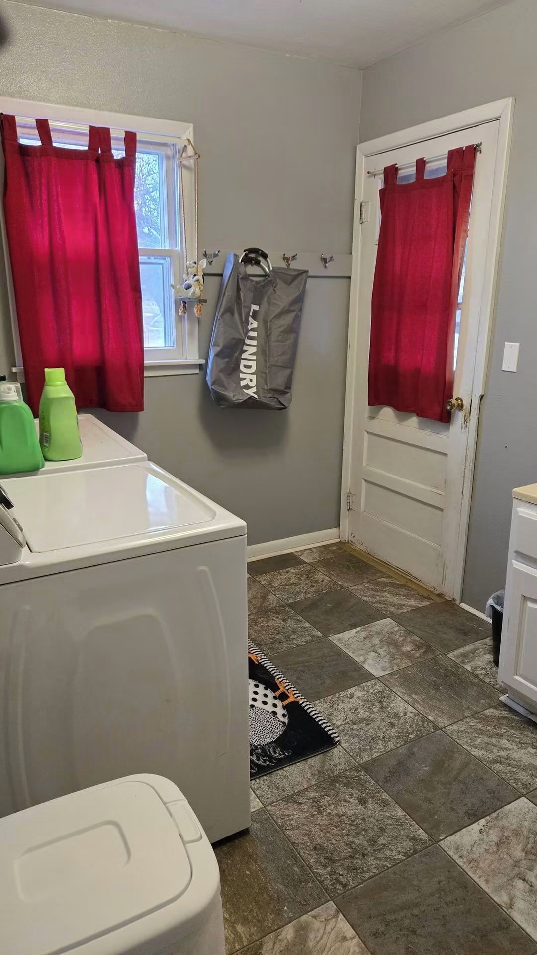 Secador de cabelo, toalhas de banho, sabonete, papel higiênico