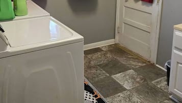 Secador de cabelo, toalhas de banho, sabonete, papel higiênico