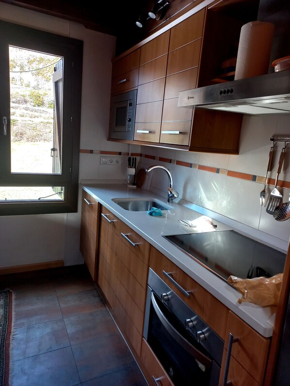 Private kitchen - Short-term apartment rental in Panticosa (AR)