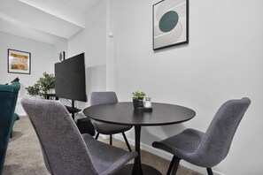 Dining - Deluxe Suite in Airdrie | Near YYC | 400 Mbps WiFi (Airdrie)