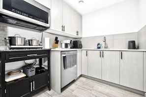 Coffee/tea maker, fridge, microwave, dishwasher - Deluxe Suite in Airdrie | Near YYC | 400 Mbps WiFi (Airdrie)