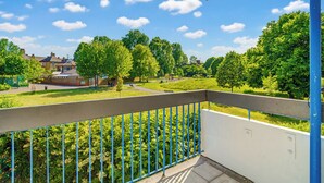 A balcony with a view of a park, a building in the background, and a clear blue sky. - New * Zone 1 - 2 bed slps 5 quiet modern 800mps Wifi a home from home! (London)