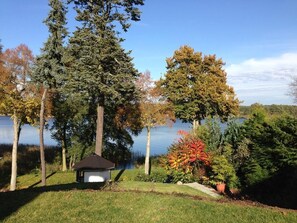 Property grounds - Röblinseeterrassen – Vacation Rental with a Terrace on a Park-Like Lakefront Property (Fürstenberg/Havel)