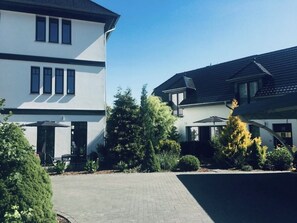 Exterior - Röblinseeterrassen – Vacation Rental with a Terrace on a Park-Like Lakefront Property (Fürstenberg/Havel)