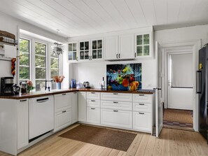 Kühlschrank, Mikrowelle, Geschirrspüler, Kochgeschirr/Geschirr/Besteck