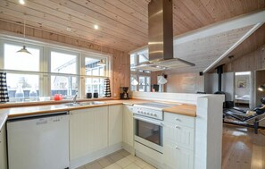 Coffee/tea maker, fridge, microwave, oven - Large holiday home close to the beach (Ebeltoft)