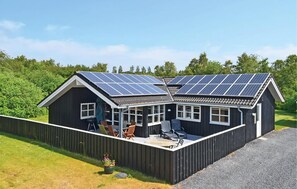 Outdoor dining - Large holiday home close to the beach (Ebeltoft)