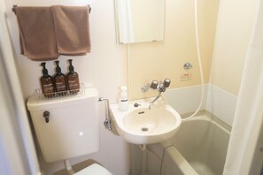 Hair dryer, towels, soap, toilet paper - Kaku Studio Apartment Ikebukuro 102 (Tokyo)