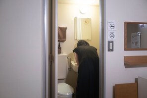 Sèche-cheveux, serviettes fournies, savon, papier toilette